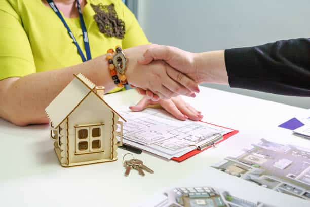 Real estate agent shaking hands after signing a contract document for florida residents the purchase of real estate in the office by the client, business concept and signing the contract Real estate agent shaking hands after signing a contract document for the purchase of real estate in the office by the client, business concept and signing the contract Claiming The Credit stock pictures, royalty-free photos & images